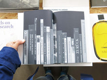 Load image into Gallery viewer, Sadie Plant – Comment lire a bookshelf in einem Buch