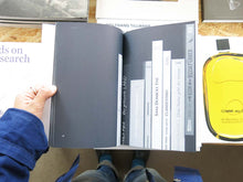 Load image into Gallery viewer, Sadie Plant – Comment lire a bookshelf in einem Buch