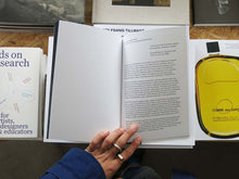 Load image into Gallery viewer, Sadie Plant – Comment lire a bookshelf in einem Buch