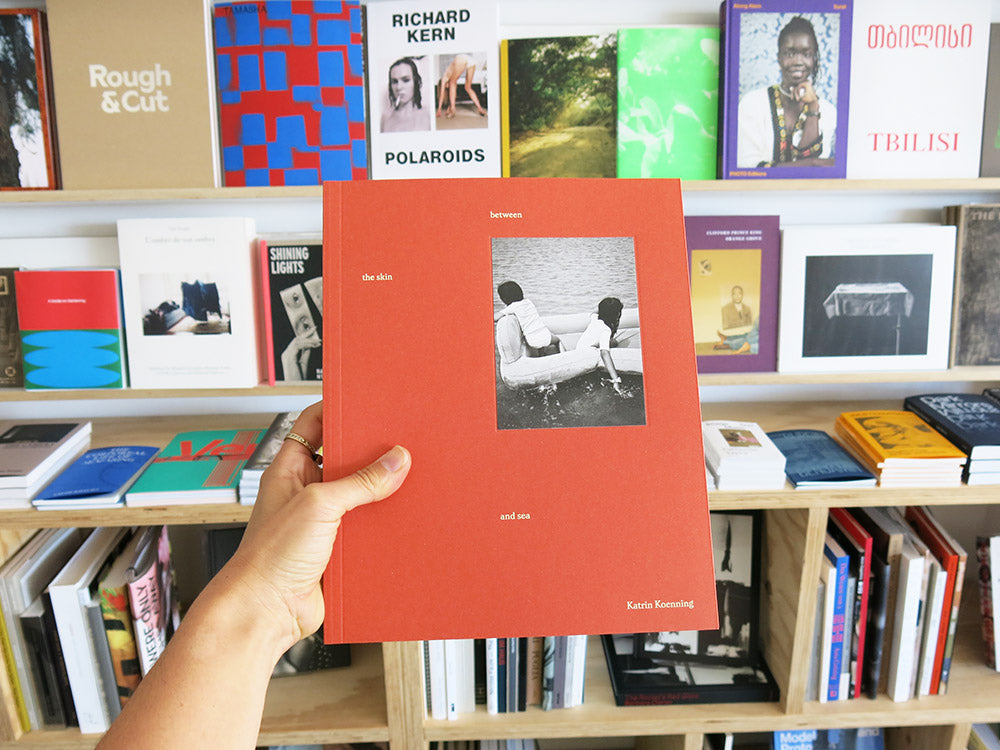 洋書 Katrin Koenning - between the skin Katrin Koenning – between the skin and sea – Perimeter Books