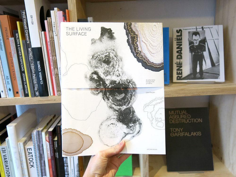Lizan Freijsen – The Living Surface: An Alternative Biology Book